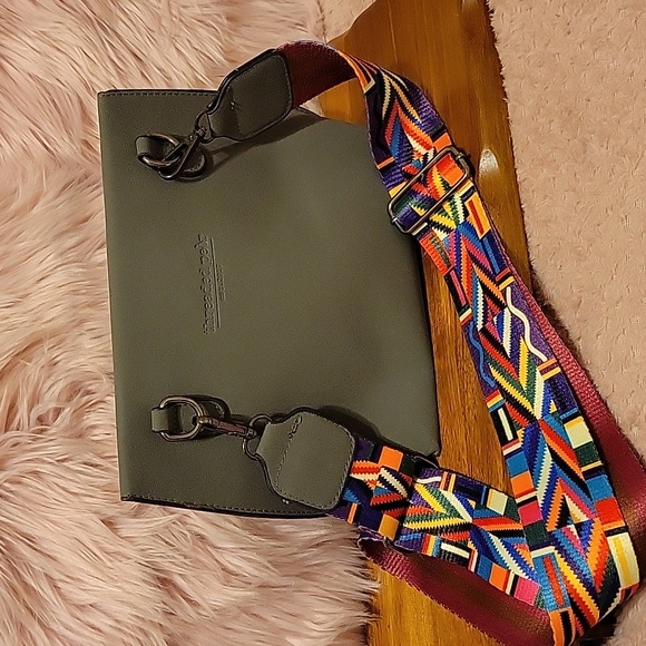 Threaded Pear shoulder bag with multi color tassel & guitar shoulder strap - Picture 2 of 4